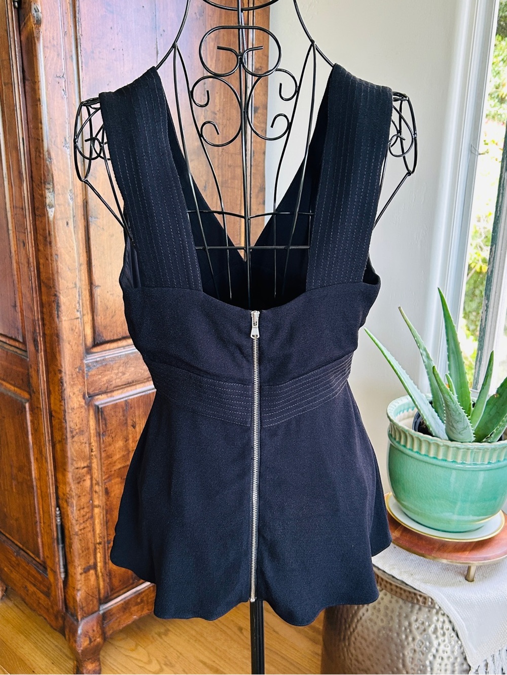 Trouve Women's Black V-Neck Sleeveless Peplum Top Black Large - Picture 3 of 9
